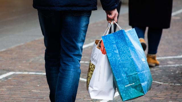 Weihnachtsgeschäft: Adventszeit: Kunden halten sich beim Einkaufen noch zurück