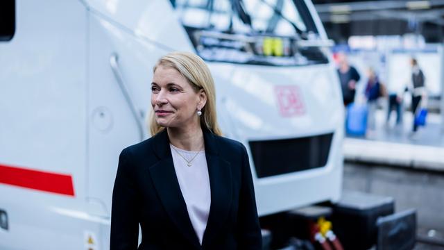 Sofortprogramme: Bahnchefin verspricht sauberere Züge und mehr Sicherheit