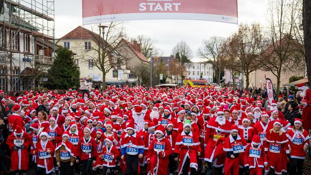 Adventszeit: Hunderte Nikoläuse rennen durch Michendorf