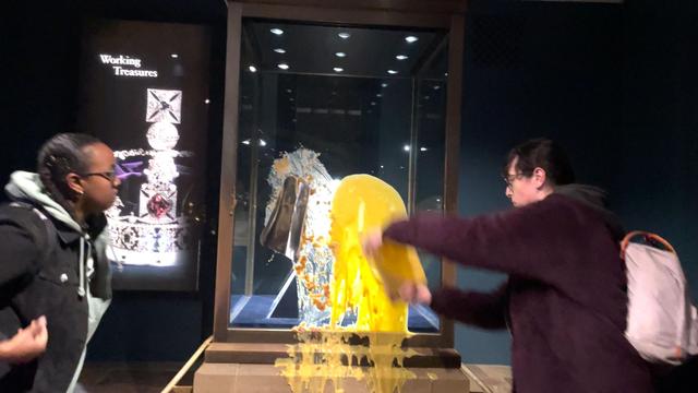 Im Tower of London: Kuchenprotest im Tower: Aktivisten attackieren Kronjuwelen