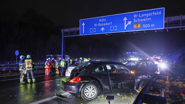 Verkehr: Unfall auf A1 - Acht Verletzte in mehreren Autos