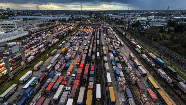 Notfälle: Unfall bei Reparatur: Zwei Tote nach Sturz in Köln