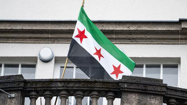 Demonstration: 2.000 feiern Sturz der syrischen Regierung vor einem Jahr