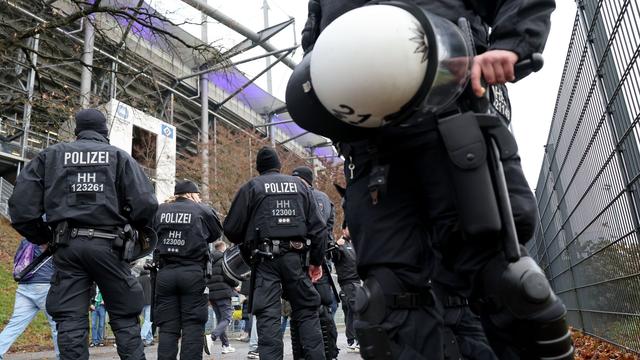 Polizeibilanz Nordderby: 400 Einsatzkräfte sichern friedliches Nordderby in Hamburg