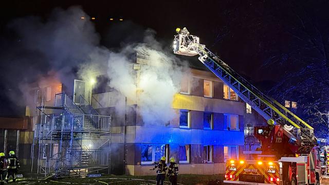 Bewohner evakuiert: Ein Mensch bei Brand in Flüchtlingsunterkunft verletzt