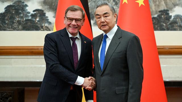 Diplomatie: Wadephul in China - Entspannungssignale im Rohstoffstreit