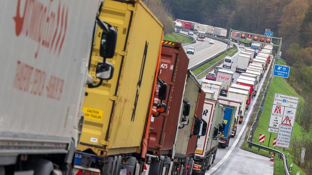 Langer Stau: 46 Kilometer Stau bei Blockabfertigung auf Inntalautobahn
