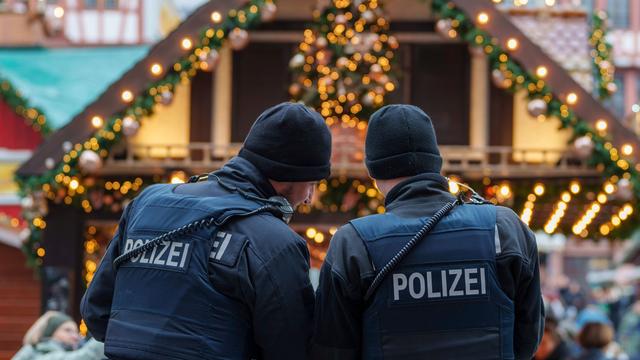 Verstoß gegen Waffenrecht?: Bewaffnete Soldaten auf Weihnachtsmarkt - Polizei prüft