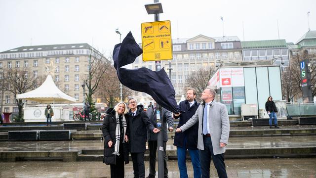 Waffenverbot im Nahverkehr: Ein Jahr Messerverbot im ÖPNV