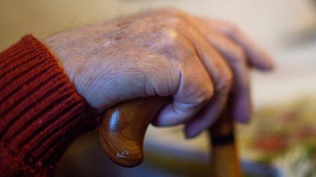 Goldschmuck gestohlen: Falsche Pflegekraft bestiehlt dementen Rentner