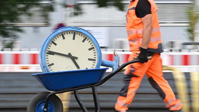 Konjunktur: Mehr arbeiten fürs BIP: Einen Feiertag ganz streichen?