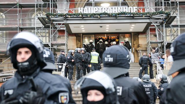 Bundes- und Landespolizei: Polizei trainiert Großeinsatz bei Fußballspiel in Kiel