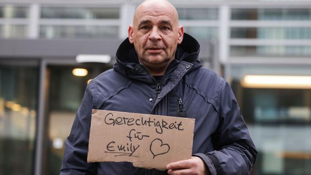 Demonstration: Tod auf Klassenfahrt: Mahnwache vor NRW-Schulministerium