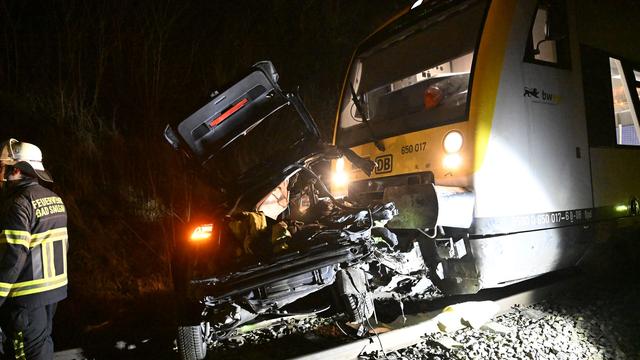 Unfälle: Auto an Bahnübergang von Zug erfasst - Fahrer stirbt
