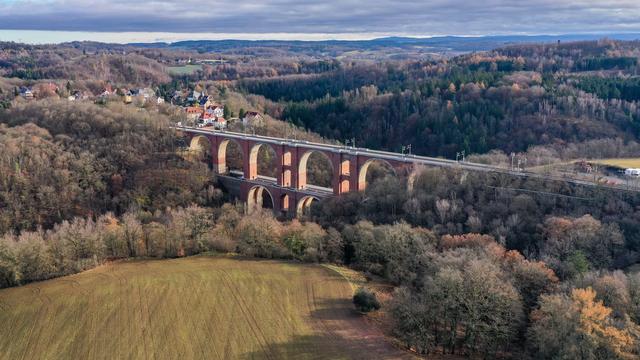 Historische Bahnbrücke: Elstertalbrücke im Vogtland mit Millionenaufwand saniert
