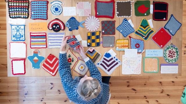 Topflappen-Ausstellung: Erotisch oder mit Omas Duft? Hauptsache Topflappen!