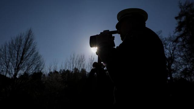 Verkehrsdelikt: Fahrer rast im Dunkeln durch fränkisches Dorf nach Hessen