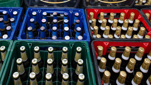 Ladung verloren: Mehrere Hundert Bierkästen landen auf der Straße