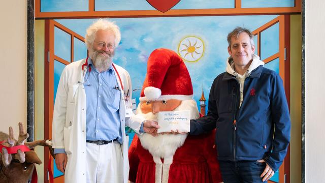 Hilfe für krebskranke Kinder: Wiegen und ersteigern: Polarstern-Spende für Kinderonkologie