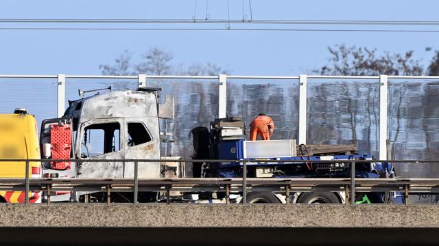 Bagger geladen: A3 nach brennendem Lkw gesperrt