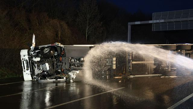 Unfälle: Elektro-Lkw brennt - stundenlange Sperrung der A46
