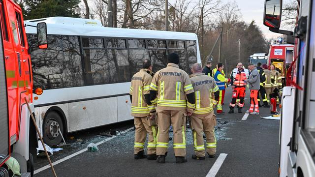Verkehr: Auto prallt mit Linienbus zusammen – Fahrerin tot