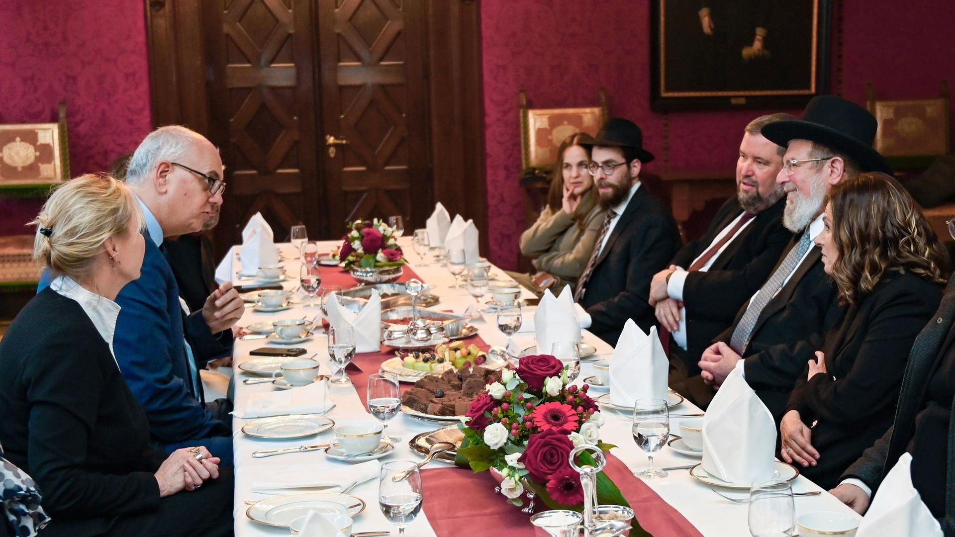 Besuch des Oberrabbiners: Bremens Bürgermeister empfängt Israels Oberrabbiner Ber