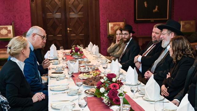 Besuch des Oberrabbiners: Bremens Bürgermeister empfängt Israels Oberrabbiner Ber