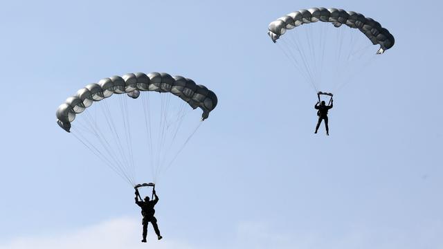 Panne in Australien: Drama in der Luft: Fallschirmspringer hängt an Flugzeugheck