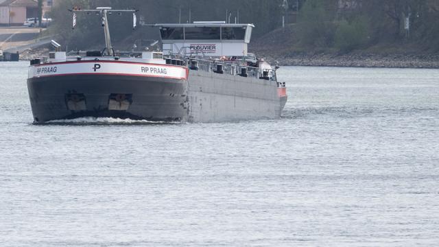 Bei Oestrich-Winkel: Rhein wieder frei - festgefahrenes Schiff befreit