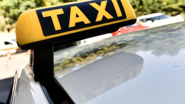 Betrugsanruf: Taxifahrer rettet Rentner vor Betrug