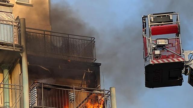 Brände: Wohnungsbrand: Mieter verletzt, Feuerwehr im Großeinsatz