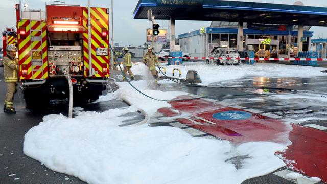 Mannheim: Auto fängt an Tankstelle Feuer - hoher Schaden