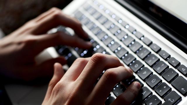 Betrug mit KI: Date mit Schauspieler versprochen - Betrüger zocken Frau ab