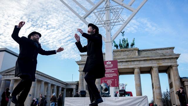 Jüdisches Lichterfest: Großer Chanukka-Leuchter am Brandenburger Tor eingeweiht