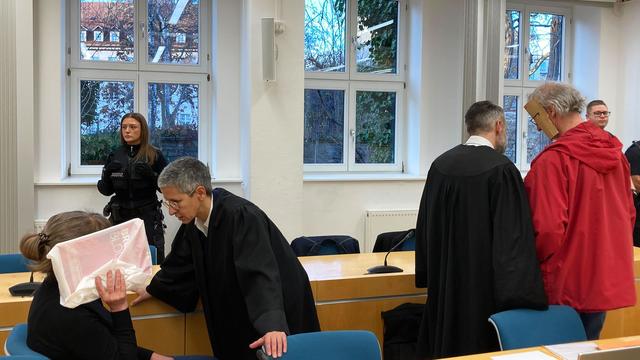 Gerichtsverfahren: Prozessstart: Junge Frau entführt und in Holzkiste gesperrt?