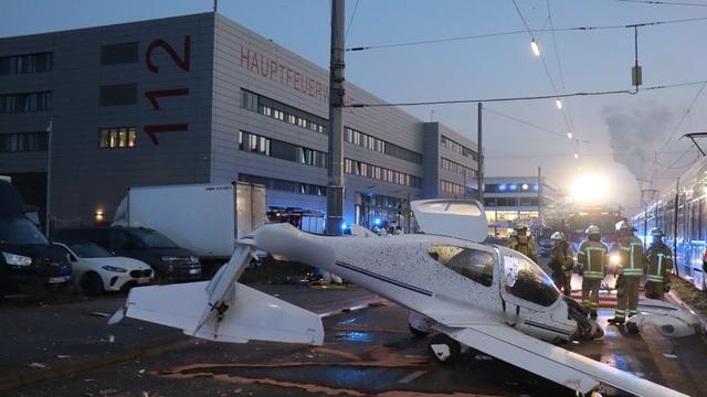 Rettungskräfte im Einsatz: Flugzeug in Mannheim notgelandet - ein Schwerverletzter
