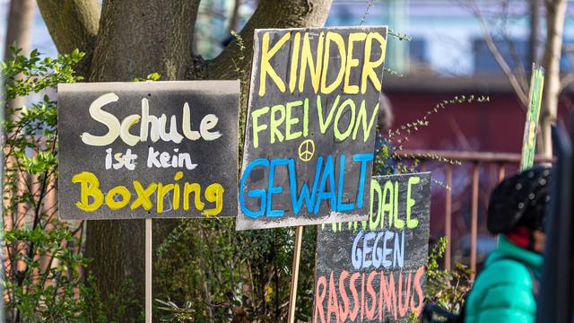 Gewalt an Schulen: Alarm von Eltern: Cottbus will Gewalt an Schulen eindämmen