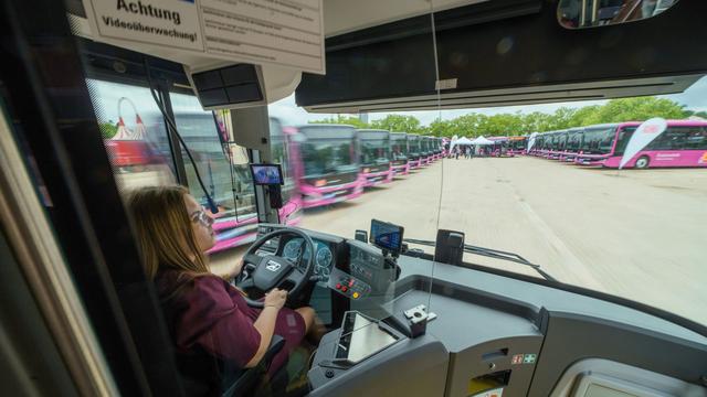 Verkehr: Milliardenbestellung: Bahn ordert mehrere Tausend Busse