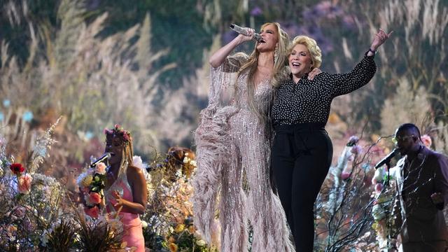 Leute: JLo tanzt mit ihrer 80 Jahre alten Mutter in Las Vegas