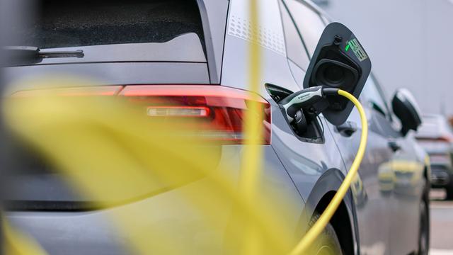 Ladesäulen für E-Autos: Kupferdiebe verursachen große Schäden im Nordosten