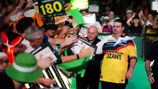 Turnier in London: Makellose deutsche Bilanz: Clemens bei Darts-WM weiter