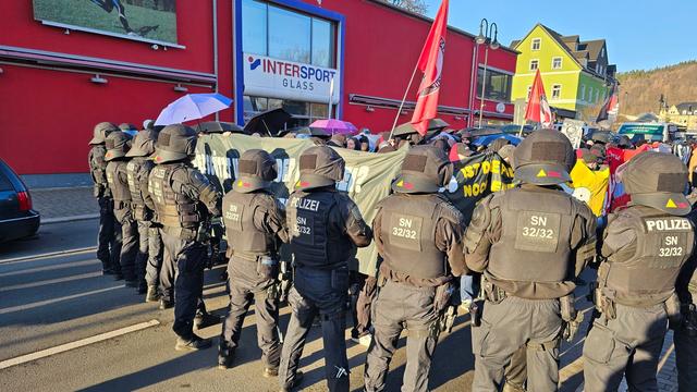 Demonstration: Polizei begleitet Demo von "Spektrum 360" in Schwarzenberg