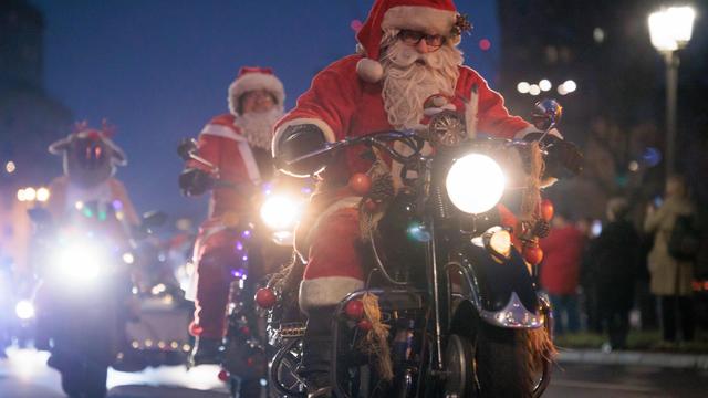Tour quer durch die Stadt: Weihnachtsmänner auf Motorrädern für guten Zweck unterwegs