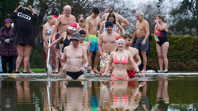 Traditionen: Adventsschwimmen bei 6,6 Grad