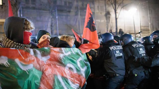 Berlin-Friedrichshain: Anti-Polizei-Demo aufgelöst – Angriffe auf Polizisten