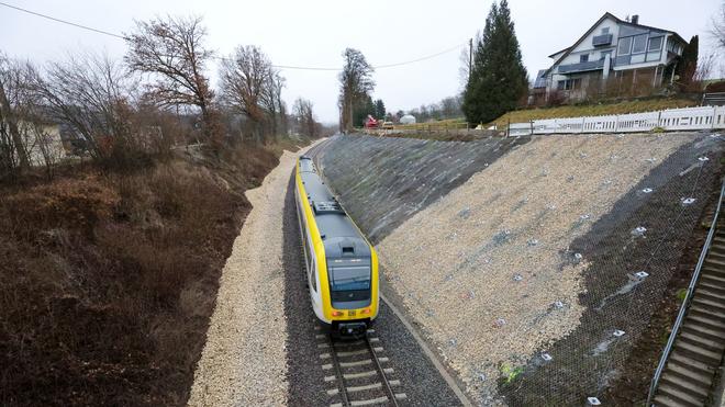 Bauarbeiten: Mehr als vier Monate nach dem schweren Zugunglück fahren auf der Strecke wieder Züge.
