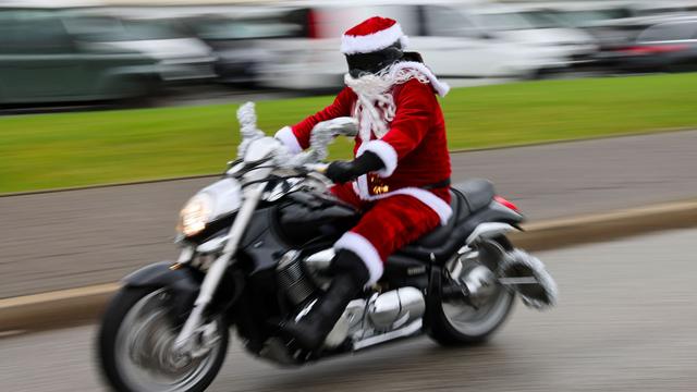 Unfälle: Benefiz-Weihnachtsmann stürzt mit Motorrad – fünf Verletzte