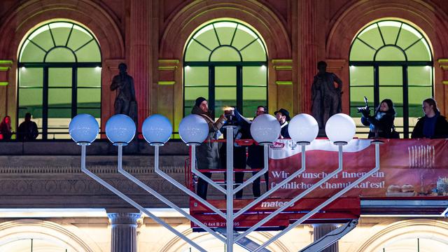 Jüdisches Fest: Erste Kerze brennt – Chanukka von Sorge begleitet