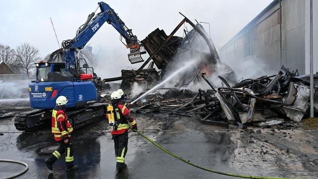 Brände: Millionenschaden nach Brand in Möbelfabrik